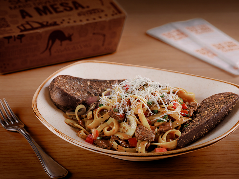 Fettuccine com champignons, tomates frescos e cortes de filet mignon. Refogado com um toque de vinho chardonnay e black pepper.