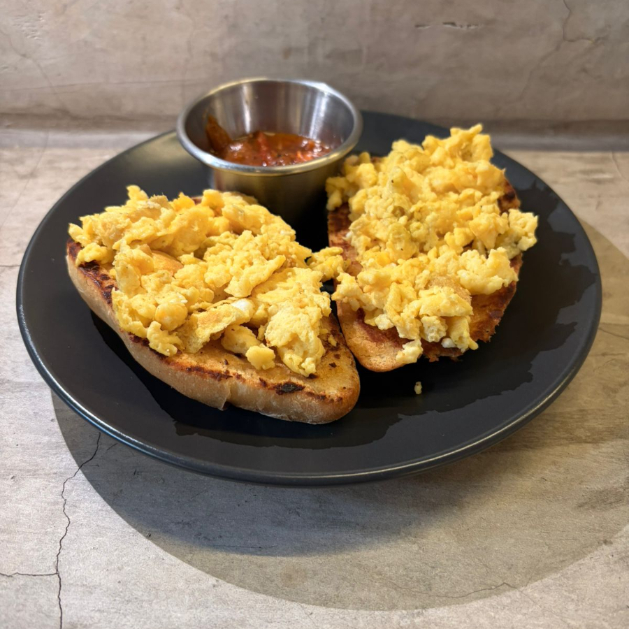 Molletes con Huevo Revuelto Cocido