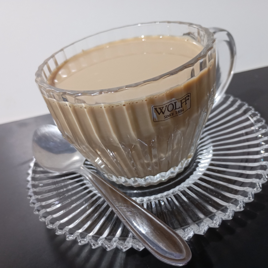 Café coado com leite integral.