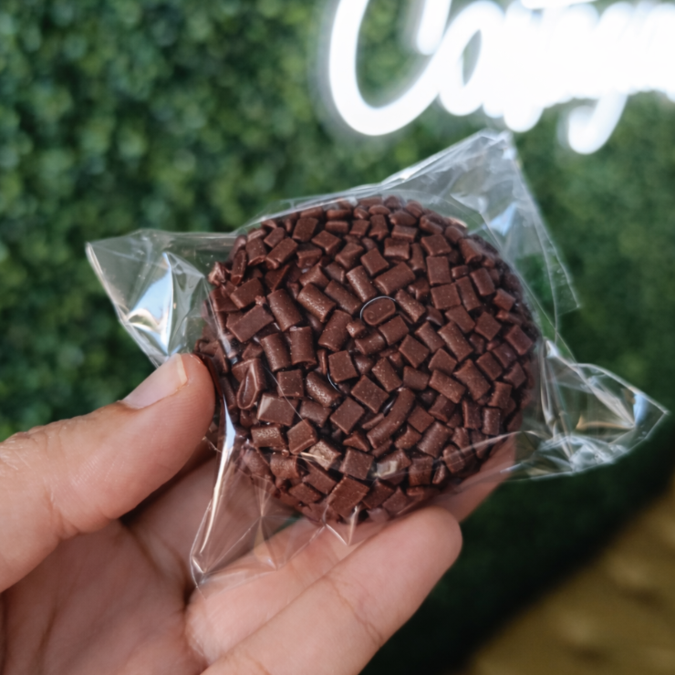 Biscoito oreo, banhado no chocolate meio amargo, coberto com brigadeiro 50% e enrolado no granulado granulé. Peso 60g