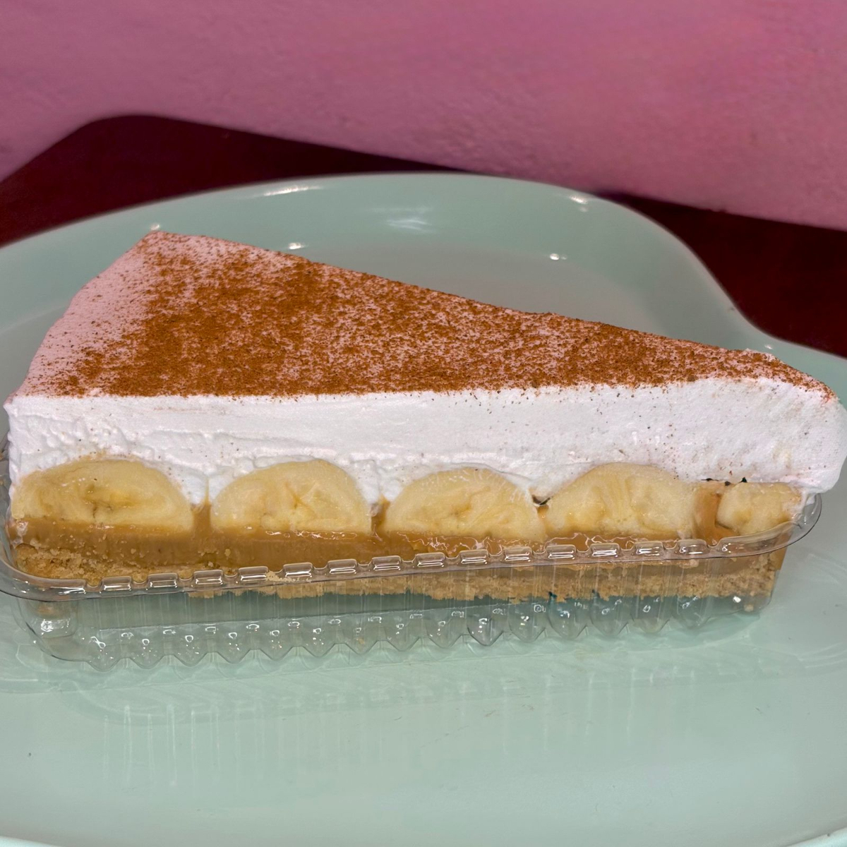 Sua pausa perfeita tem nome: banoffee! Fatia generosa, sabor equilibrado e muito recheio.