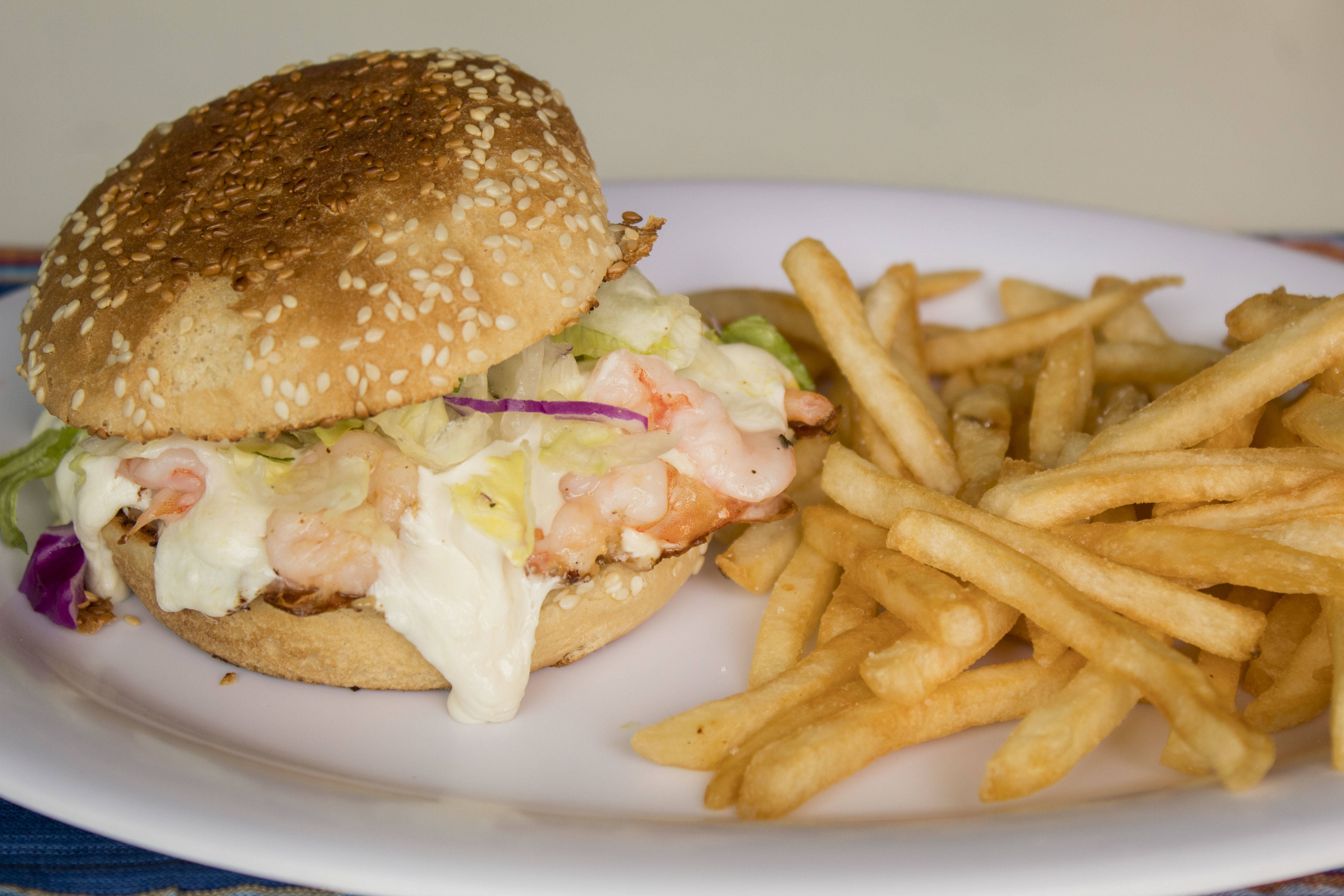 1 HAMBURGUESA + 1 AGUA FRESCA 1/2L