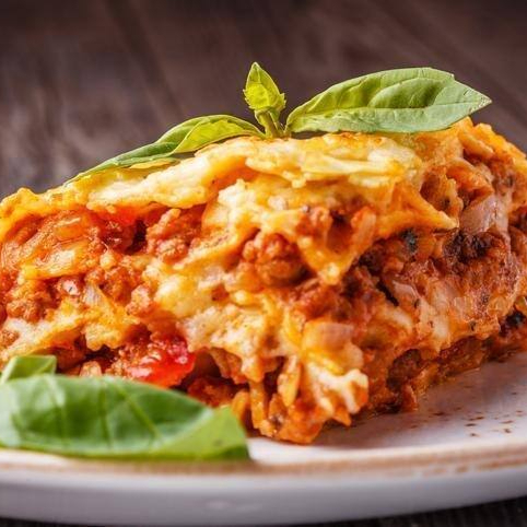 400g de lasanha a bolonhesa que acompanha uma porção de arroz e salada.