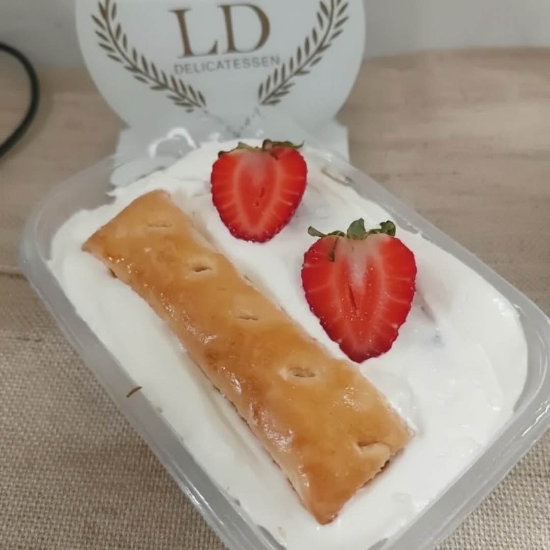 Deliciosamente preparada com Brigadeiro Branco, Geleia Artesanal de Morango, Biscoito Folhado, Mousse de Leite Ninho, finalizado com Morangos frescos. . . . ###Tags### promocao promoção desconto entrega gratis entrega rapida oferta combo cupon cupom Nutella nutela Ninho brownie braune chocolate doce morango laka Oreo felicidade bolo no pote