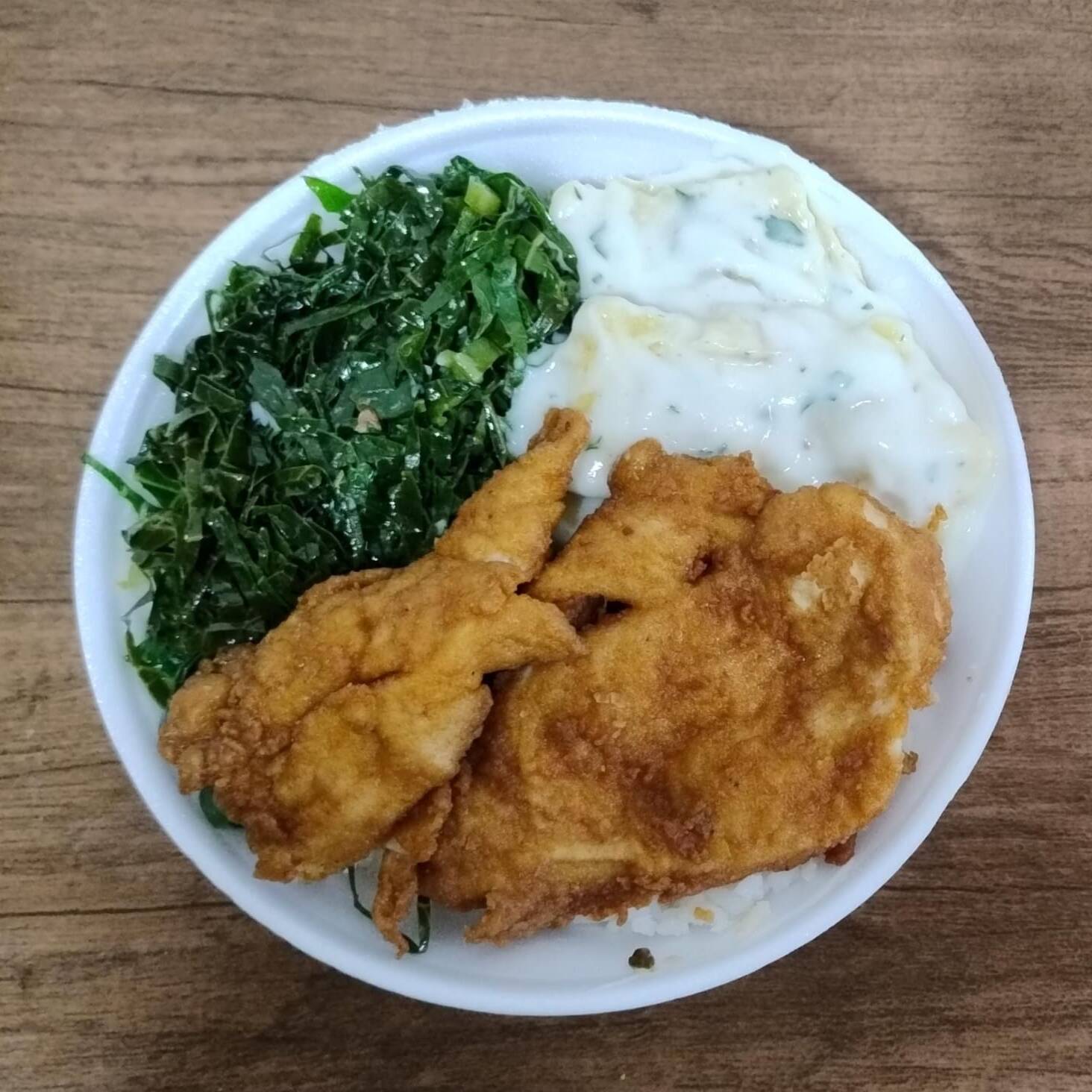 Arroz , feijão , bisteca , ravioli de carne ao molho branco e couve refogada