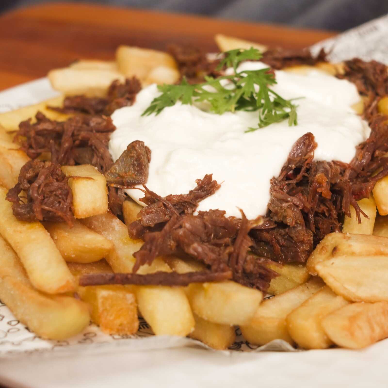 deliciosa batata crocante, temperada com receita especial da casa, coberta de recheio de costela e sour cream, finalizada com cebolinha.