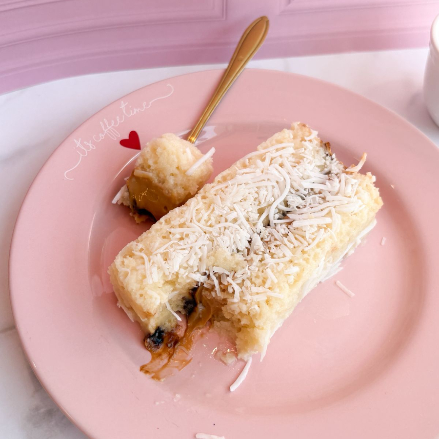 Bolo gelado Olho de Sogra: coco bem molhadinho com ameixa no ponto certo. Gelado, clássico e irresistível!