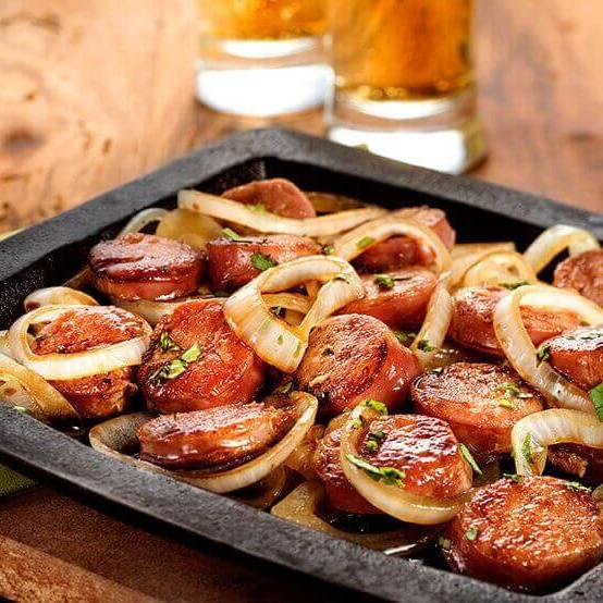 Quentinha de Linguiça Toscana Acebolada com os acompanhamentos: Arroz, Feijão, Macarrão ao molho de tomate, Farofa, Batata corada, Salada verde e Salada de beterraba para tornar sua refeição ainda mais completa e deliciosa!