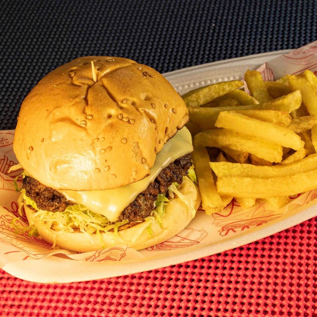 Single Cheeseburger + Papas Fritas