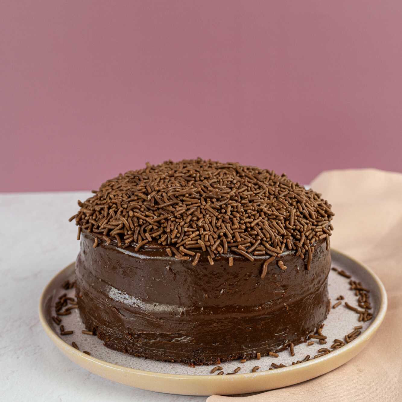 Bolo de chocolate recheado de brigadeiro caseiro e deliciosa cobertura de brigadeiro com granulado, perfeito bolo de aniversário.
Serve até 8 fatias.