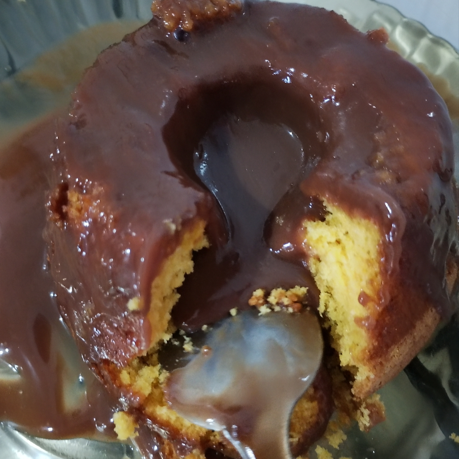 Mini bolo vulcão de cenoura 120 g de massa de cenoura fofinha +calda cremosa de brigadeiro que transporta finaliza com granulado serve até uma pessoa feito hoje