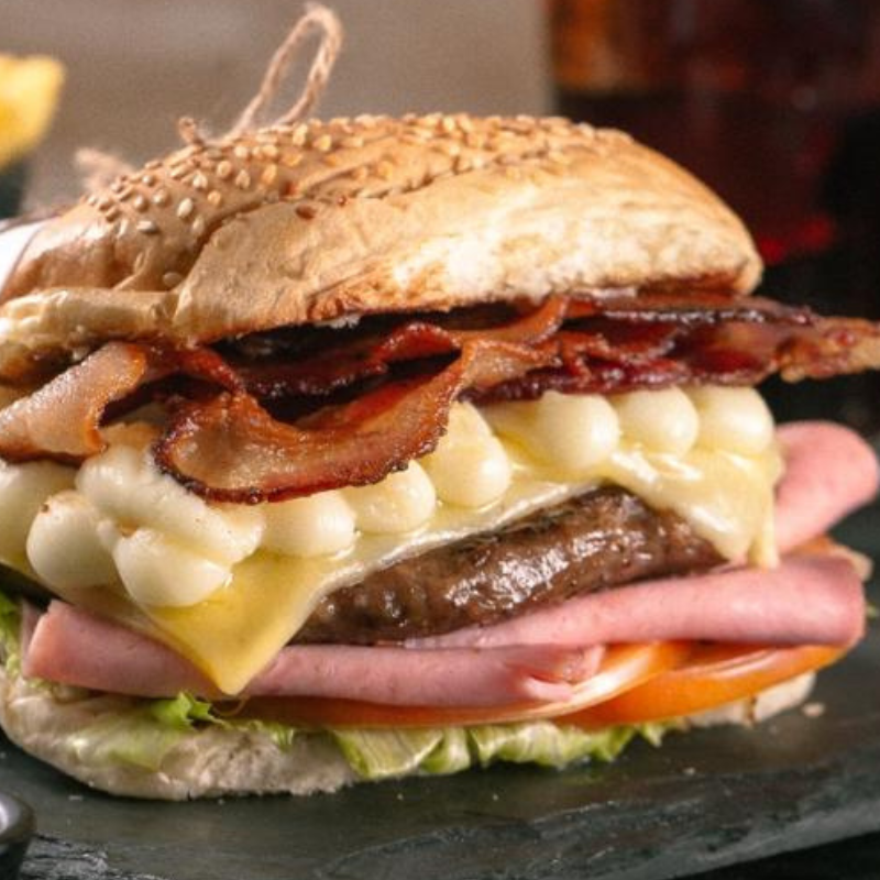 Hambúrguer Com Bacon Crocante, Presunto, Queijo E Salada.