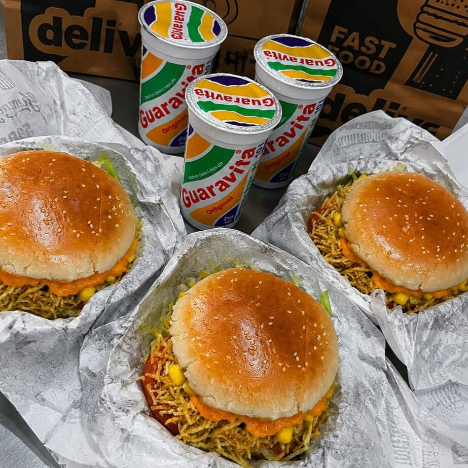 3 X-Tudos + 3 Guaravitas / Montagem padrão Hambúrguer: Alface, tomate, Milho, batata Palha, Molho da casa e Cheddar cremoso.
