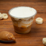 Duas camadas do nosso famoso Bolo de Banana com Canela, duas camadas de biscoito triturado, uma camada de Doce de Leite Nestlé, duas camadas de Chantininho e polvilhado com Leite Ninho.
*Foto ilustrativa*
*Produto refrigerado*