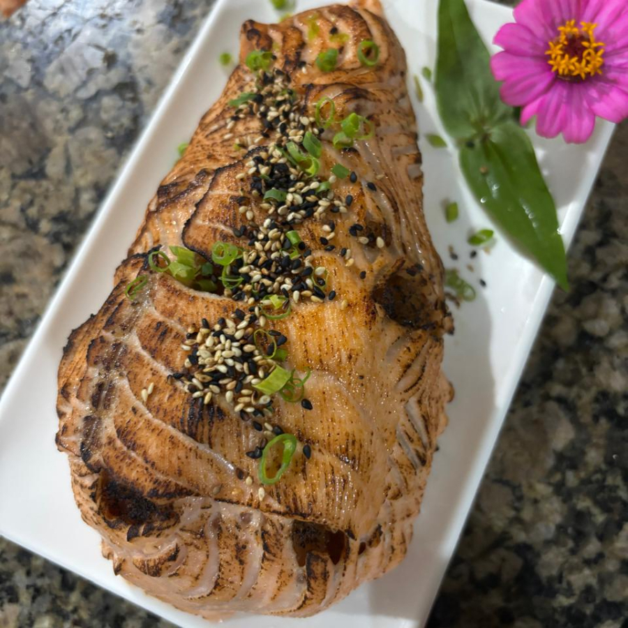 Aprecie o contraste de texturas do temaki hayako com salmão por fora e peixe branco por dentro, uma combinação irresistível e sofisticada. Aproximadamente 500gr