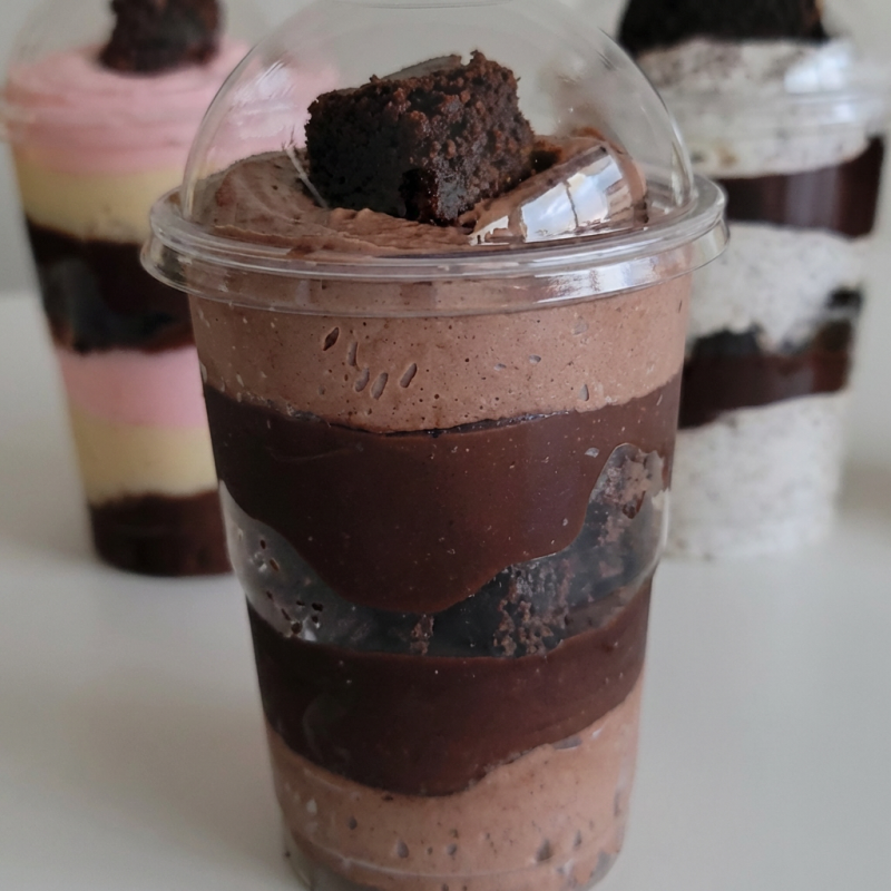 Copo da Felicidade com camadas de mousse de chocolate, brigadeiro cremoso e pedaços de brownie. Uma sobremesa dos sonhos!