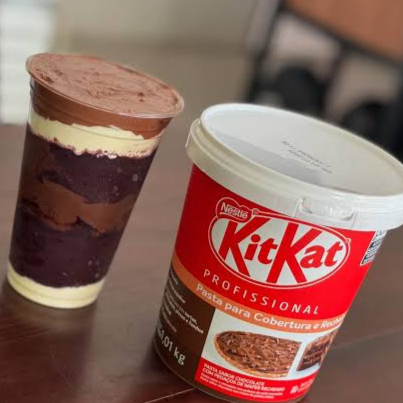 Açaí tradicional com KitKat em pasta cremosa e crocante com frutas naturais cortadas na hora e complementos super crocantes a sua escolha.