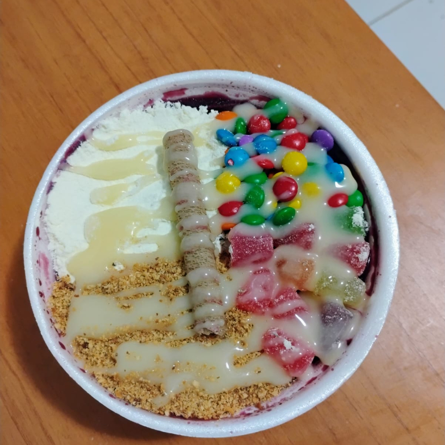 Uma explosão de cremosidade e doçura sofisticada! Nosso Açaí Premium com Leitinho combina o açaí 100% puro da Amazônia com generosos pedaços de chocolate branco, criando uma experiência indulgente e equilibrada que derrete no paladar. ✨ Combine até 2 sabores e crie sua versão única: Açaí Leitinho (clássico irresistível) Açaí Premium Clássico (pureza intensa) Açaí com Morango (toque ácido vibrante) Açaí com Banana (energia natural) 🎁 Este combo inclui GRÁTIS: ✔ 5 acompanhamentos à escolha: Leite Ninho, M&M's, Tub'In, Granola, Farinha de Amendoim ✔ 1 calda premium de Leite Condensado ✔ 1 fruta fresca (Banana) 🌿 Por que é irresistível: • 100% natural – sem aditivos artificiais • Zero glúten – opção inclusiva e segura • Fonte de antioxidantes – energia que revitaliza • Equilíbrio perfeito – doçura suave do chocolate branco com a cremosidade do açaí puro ⚡ Destaque exclusivo: Sabor suave, textura cremosa e pedacinhos de chocolate que surpreendem a cada colherada. Perfeito para quem busca um momento doce, mas com qualidade premium. Peça agora e entregue-se a essa tentação cremosa que conquista até os paladares mais exigentes! 🍫✨