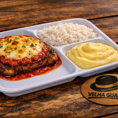 Clássico alcatra à parmegiana servido com arroz soltinho e purê macio.