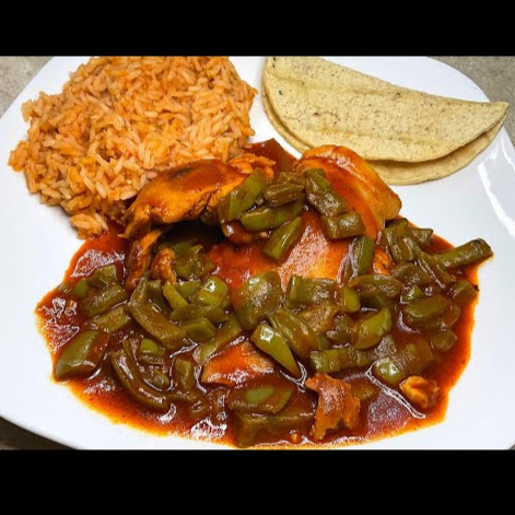 Pollo (Pieza) en Pasilla con Nopales