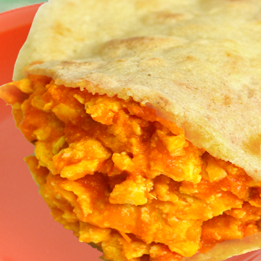 Gordita Huevo en Salsa Roja