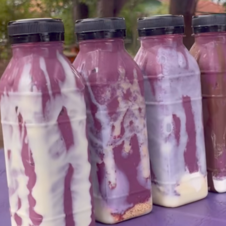 A união perfeita entre energia e cremosidade! Nosso açaí é batido com leite e leite condensado, resultando em uma textura super homogênea. Para ficar ainda melhor, a garrafa é decorada com leite condensado em toda a parede lateral. É o sabor tradicional que você já ama, pronto para beber!