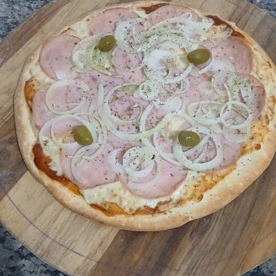 Molho, mussarela, lombinho canadense, cebola, oregano e azeitonas