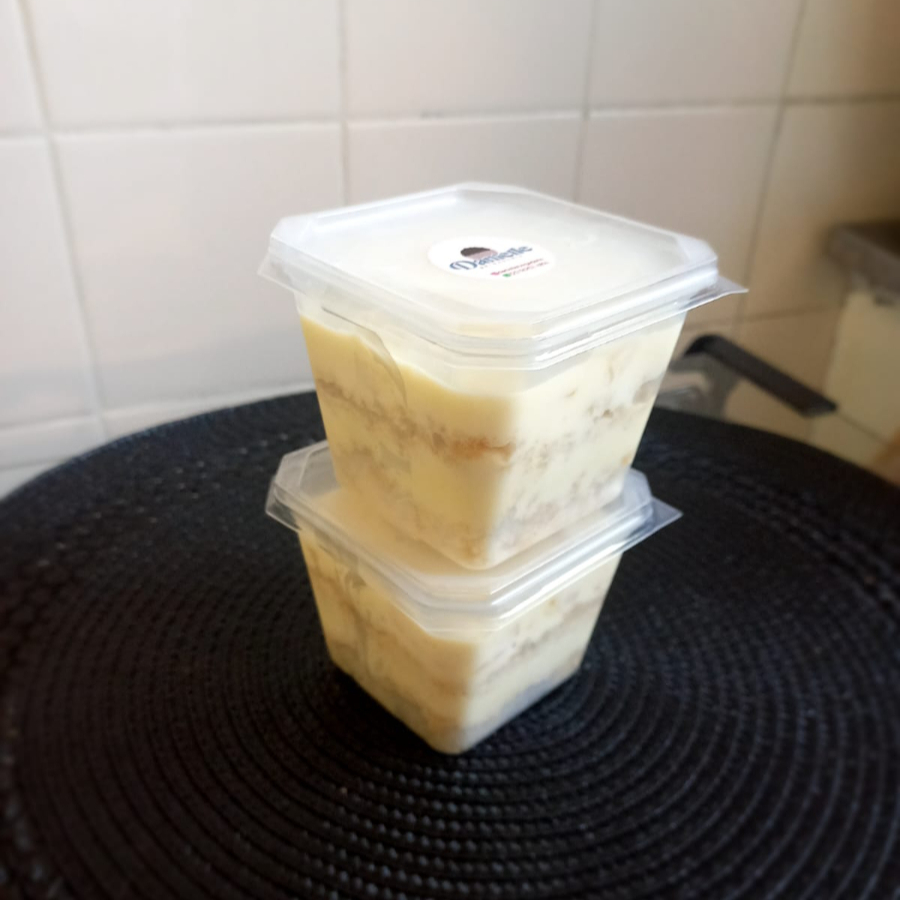 Delicioso bolo de massa branca molhadinho e sem miséria de recheio. Sabor: abacaxi com coco (com pedaços de abacaxi de verdade)