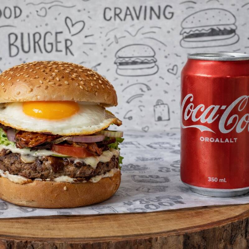 Chef Burger Completão + Coca-cola 350ml – O Sabor que Define um Verdadeiro Burger Gourmet Hambúrguer artesanal 140g com blend selecionado e tempero especial do chef, trazendo um toque defumado irresistível. Receita completa com molho especial de alho com bacon, bacon crocante, queijo mussarela derretido, calabresa e ovo frito + 01 coca-cola lata 350 ml. Um clássico gourmet criado para entregar suculência, equilíbrio e sabor nível Masterchef.