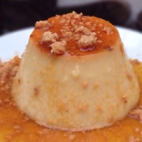 Delicioso pudim de paçoca finalizado com calda de caramelo