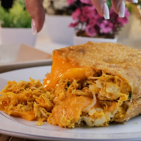 Massa crocante, frango e Cheddar!