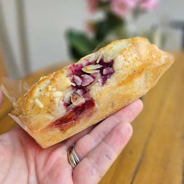 Farinha de amêndoas, clara de ovo, açúcar de confeiteiro, manteiga baunilha, farinha de trigo, amêndoas laminadas