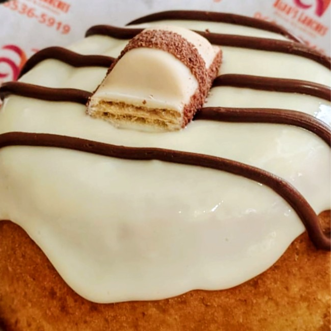 caseirinho de kinder bueno. o mais delicioso bolo macio e fofinho massa branca, recheado com creme cremoso de ninho, com camadas de nutella. finalizado com biscoito kinder bueno