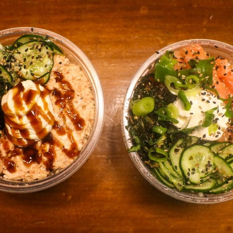 Base de shari recheado com salmão cru, salmão grelhado, couve crispy, sunomono, creme cheese, gergelim e cebolinha. Uma combinação deliciosa e refrescante para quem aprecia a rica gastronomia japonesa. ( 1 unidade )