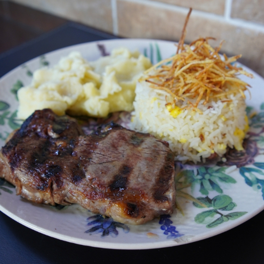 250g de Bife de Ancho Angus, arroz Biro-Biro e purê de batata.