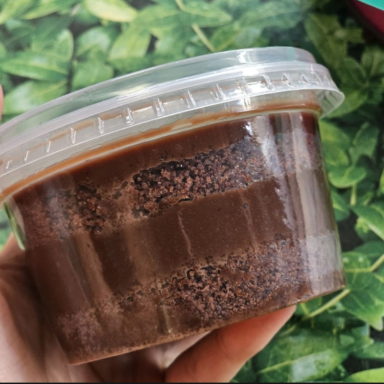 Camadas de bolo de chocolate fofinho intercaladas com brigadeiro cremoso e finalizadas com granulado. 👉 Sobremesa clássica, prática e deliciosa, perfeita para qualquer momento. Tamanho individual – ideal para saborear ou presentear.