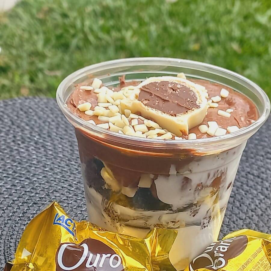 Uma sobremesa incrível feita com camadas de brigadeiro de Ninho super cremoso, chocolate cremoso, brownie artesanal picado e muitos pedaços de bombom Ouro Branco, criando uma combinação perfeita de texturas e sabores.
✨ Brigadeiro de Ninho cremoso
✨ Chocolate cremoso irresistível
✨ Brownie macio e saboroso
✨ Bombons Ouro Branco picados em abundância
Uma verdadeira explosão de sabor para os amantes de chocolate e uma ótima opção para matar aquela vontade de doce!