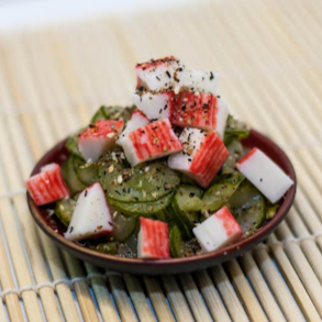 Delicie-se com kani, pepino e gergelim, uma opção leve e saborosa para começar sua refeição.