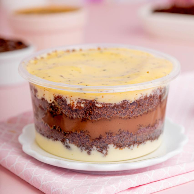 feito com massa de chocolate , trufa de chocolate nobre e mousse de maracuja feito da propria fruta , peso medio 220 gramas