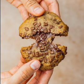 Sabe o básico bem feito? É assim que tem que ser o brigadeiro. Nada de chocolate belga, gourmet, com essência de sei la o que. Aqui o brigadeiro é aquele tradicional, caseiro, brasileiríssimo, dentro do melhor cookie que você já conhece.