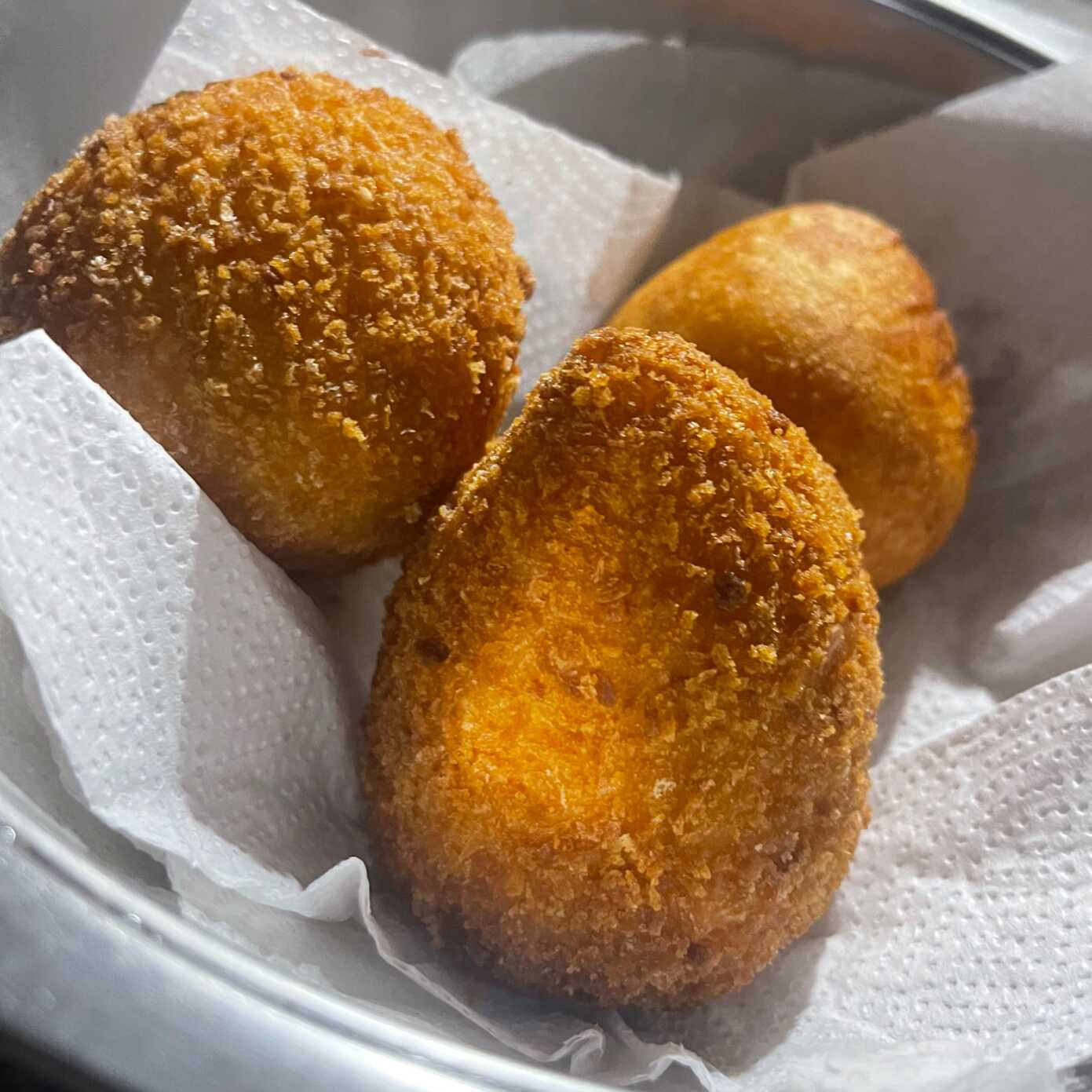 A combinação perfeita! Massa macia e saborosa, recheada com frango desfiado temperado e requeijão super cremoso. Frita na hora para chegar quentinha, dourada e com muito sabor em cada mordida.