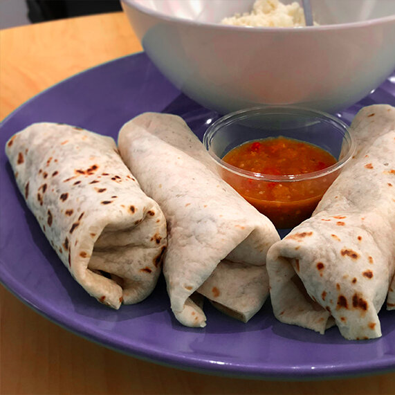 2 Mini Burritos de Biscte C/queso + 1/2 de Agua