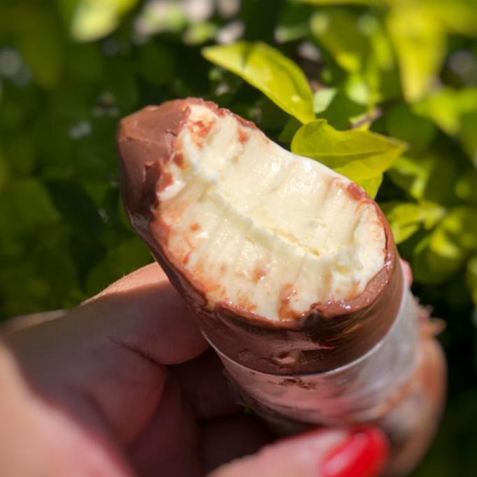 Base de leite ninho com cobertura Nutella.