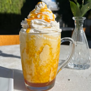 Nosso queridinho, espresso com suco de laranja e sorvete, finalizado com chantily e calda dde laranja