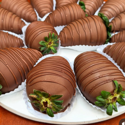 Morango selecionado, brigadeiro de ninho banhado no chocolate