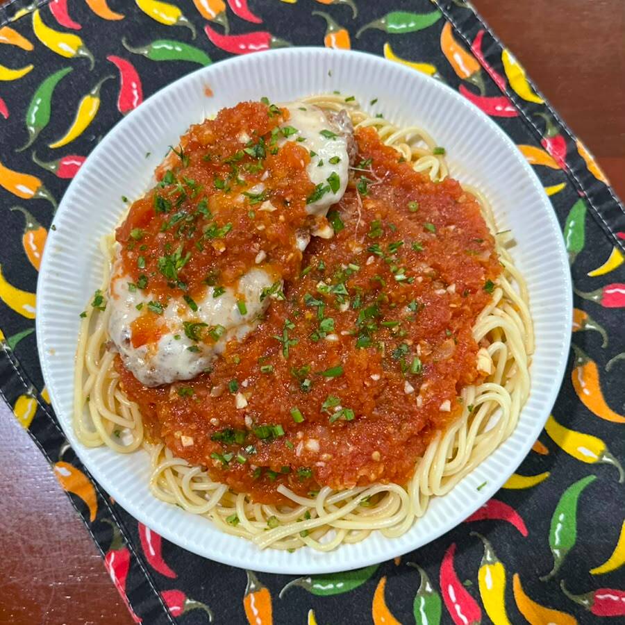 Massa al dente no nosso molho sugo caseiro + Contra filé crocante empanado coberto com molho e queijo derretido. O queridinho da casa que nunca decepciona! 🤤🧀