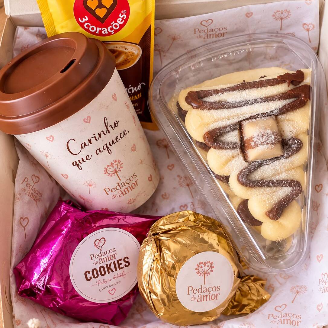Esse kit acompanha: 1 Pedacinho de Amor de Kinder + 1 Pãe de mel + 1 Cookie Nutella + 1 Copo Bucks + Preparo Chocolate Europeu.