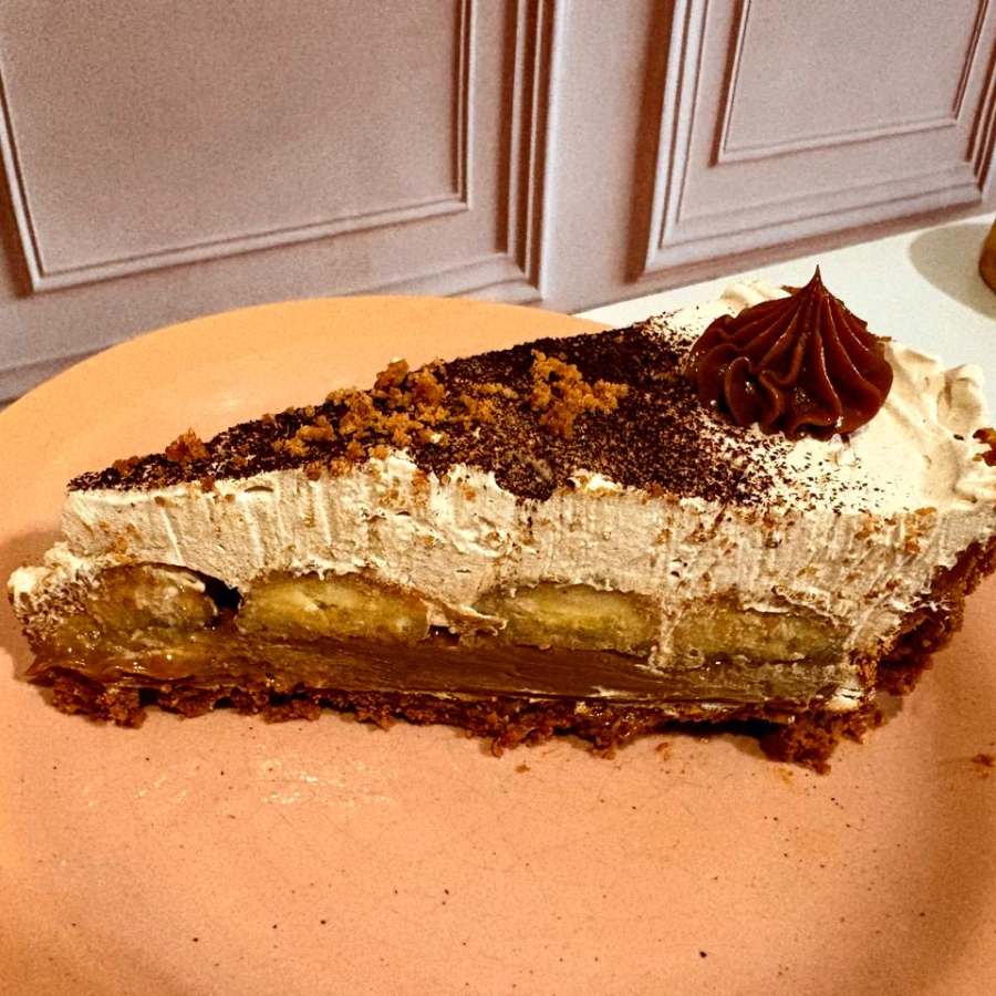 Base de biscoito amangteigado, doce de leite (aquele feito na panela de pressão), banana caramelizada no açúcar mascavo com leve toque de canela, coberta com chantilly de doce de leite, polvilhado com chocolate 70% cacau. Uma combinação incrível de sabores. Porção individual.