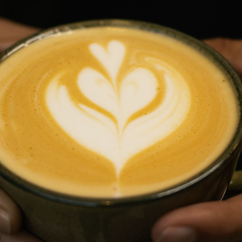 Café espresso encorpado com bebida vegetal de aveia Nude®, resultando em um cappuccino cremoso, leve e 100% vegetal. 200ml