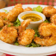 Arroz primavera acompanhado de camarões empanados na farinha panko.